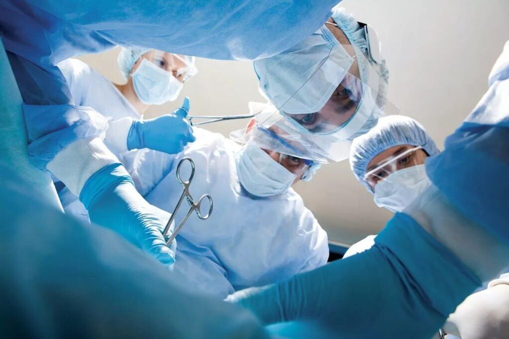 For complicated thoracic osteochondrosis, surgery is performed