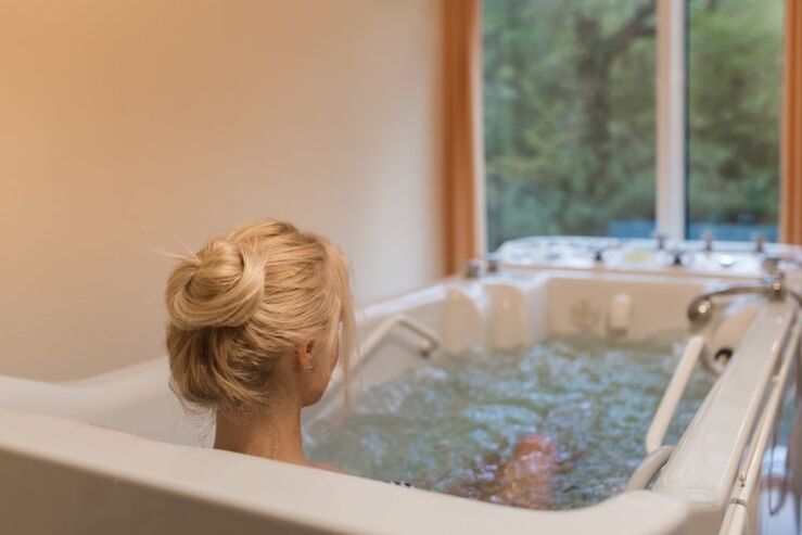 With thoracic osteochondrosis, medicinal baths should be taken for no longer than 15 minutes